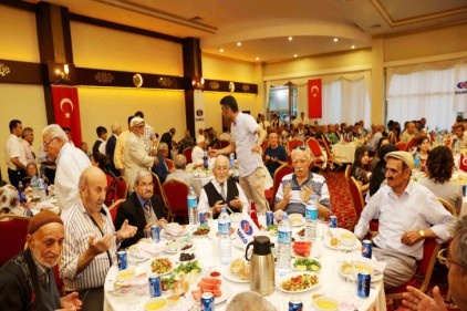 Sanko, iftarda muhtarlar ve huzurevi sakinleri ile buluştu