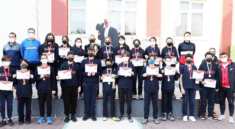 SANKO Okulları Kız Basketbol Takımı birincilik kupasını kucakladı