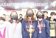 Sanko okulları öğrencileri okullararası eskrim müsabakalarında 7 şampiyonluk kupası ve 20 madalya kazandı