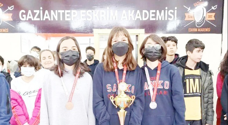 Sanko okulları öğrencileri okullararası eskrim müsabakalarında 7 şampiyonluk kupası ve 20 madalya kazandı