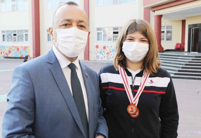 SANKO Okulları yüzmede 16 madalya kazandı