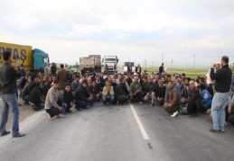 Şanlıurfa’da 300 işçi karayolunu trafiğe kapattı 