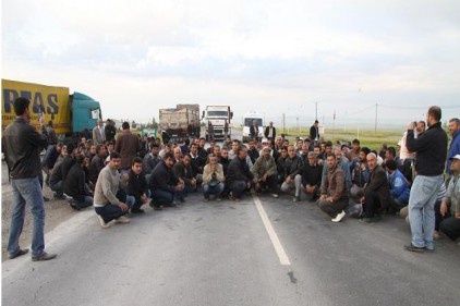 Şanlıurfa&#8217;da 300 işçi karayolunu trafiğe kapattı 