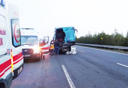 Şanlıurfa’da yolcu otobüsü tırla çarpıştı: 10 yaralı