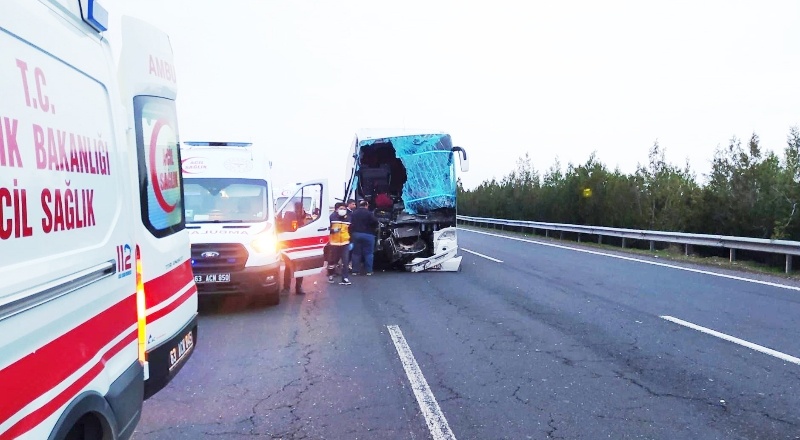 Şanlıurfa’da yolcu otobüsü tırla çarpıştı: 10 yaralı