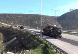 Şanlıurfa'ya toplanan tank ve askeri araçların Hatay'a sevkiyatı sürüyor