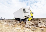 Şarampole giren tır devrilmekten son anda kurtuldu