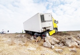 Şarampole giren tır devrilmekten son anda kurtuldu