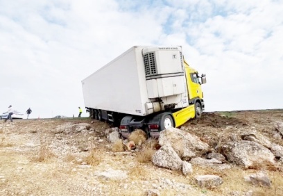 Şarampole giren tır devrilmekten son anda kurtuldu