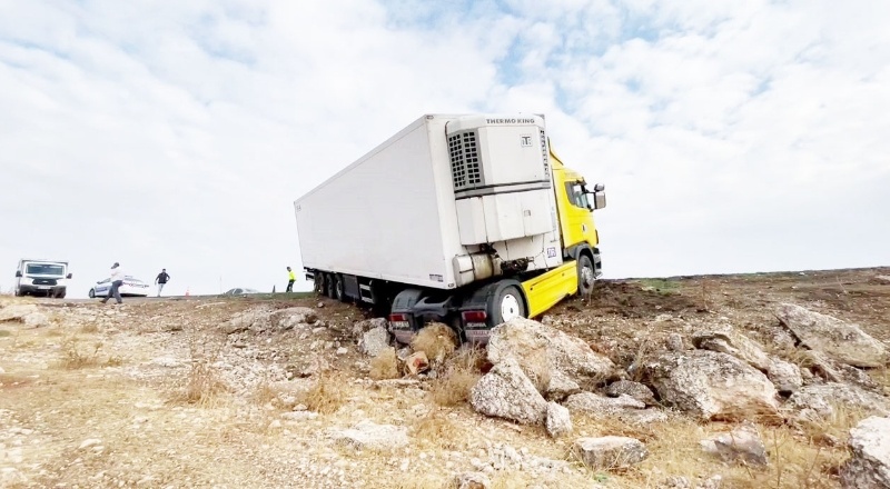 Şarampole giren tır devrilmekten son anda kurtuldu