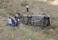 Şarampole uçan araçtaki sürücü kazayı burnu bile kanamadan atlattı