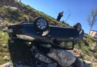 Şarampole uçan otomobilde bulunan 2 kişi yaralandı
