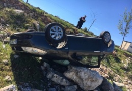 Şarampole uçan otomobilde bulunan 2 kişi yaralandı
