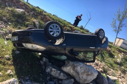 Şarampole uçan otomobilde bulunan 2 kişi yaralandı