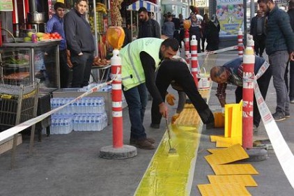 Sarı emniyet çizgileri kaldırımı süsledi