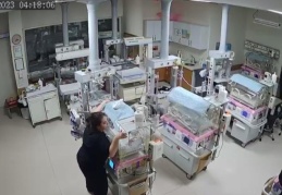 Sarsıntı boyunca düşmesin diye kuvözleri tuttular