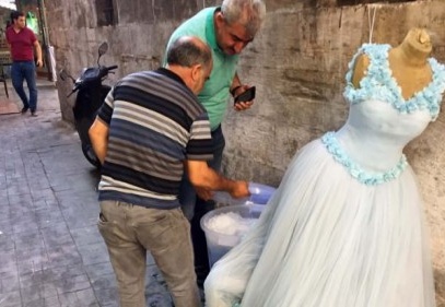 Satacağı suları kiraladığı gelinliğin altına sakladı 