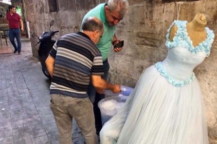 Satacağı suları kiraladığı gelinliğin altına sakladı 