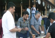 Satamadığı yemekleri bedava dağıttı