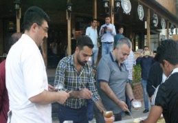 Satamadığı yemekleri bedava dağıttı