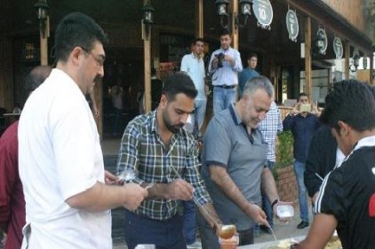 Satamadığı yemekleri bedava dağıttı