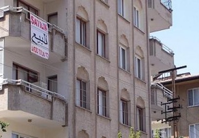 “Satılık ev” afişleri Arapça asılmaya başladı