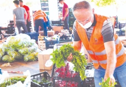 Satın alınan sebze ve meyve ihtiyaç sahiplerine dağıtıldı
