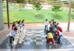 Satranç Eğitim Merkezinde 3 boyutlu satranç oyunları ile daha kolya öğreniyorlar