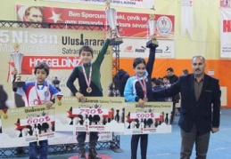Satranç şampiyonları dört birincilikle döndü