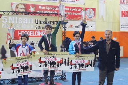 Satranç şampiyonları dört birincilikle döndü