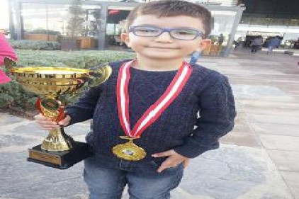 Satranç şampiyonu GKV&#8217;lı Hasan&#8217;a boyu kadar kupa