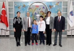 Satranç Turnuvası’nda, 10 yaş kategorisinde birinci oldu