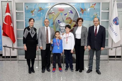 Satranç Turnuvası&#8217;nda, 10 yaş kategorisinde birinci oldu