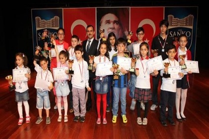 Satranç Turnuvası&#8217;nda başarılı sporculara ödülleri törenle verildi