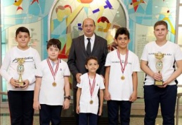 Satranç Turnuvası”ndan iki birincilik, iki ikincilik kupası ile döndüler