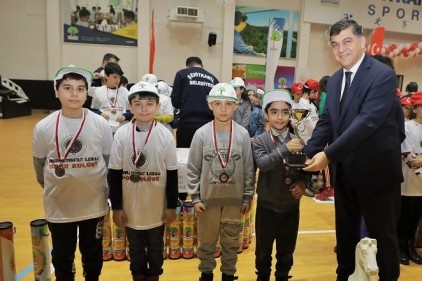 Satrançta şampiyon okullar kupalarını aldı