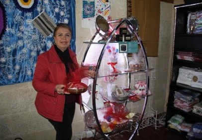 Sattığı ürünlerle hamam kültürünü yaşatmaya çalışıyor