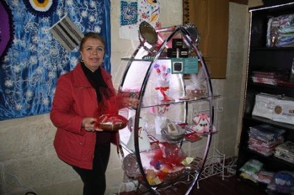 Sattığı ürünlerle hamam kültürünü yaşatmaya çalışıyor