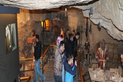 Savaş müzesi ziyaretçi akınına uğruyor
