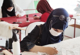 Savaştan kaçan kadınlar, gelinlik ve abiye dikiyor