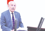 Savunmasız iki çocuk anneleri ve üvey babaları tarafından istismara zorlanıyor