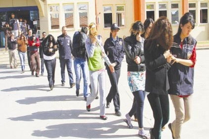 Şebeke üyesi 3&#039;ü kadın 19 kişi gözaltına alındı