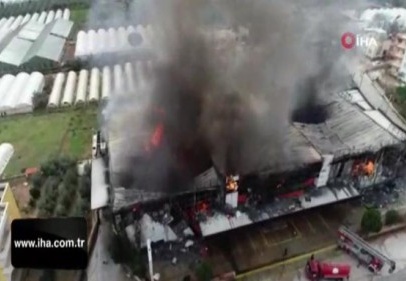 Sebze ve meyve deposunda çıkan yangın 2 saatte kontrol altına alındı