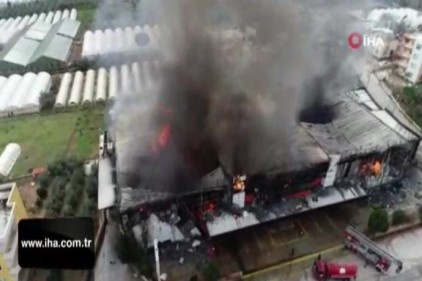 Sebze ve meyve deposunda çıkan yangın 2 saatte kontrol altına alındı