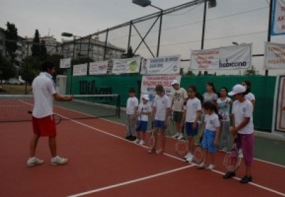 Seçkin koleji tenis turnuvasında birincilik kazandı 