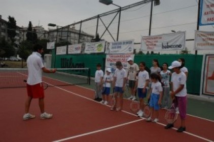 Seçkin koleji tenis turnuvasında birincilik kazandı 