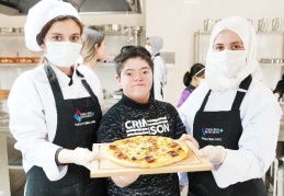 Şef adayları "Özel Şefler”le pizza yaptı