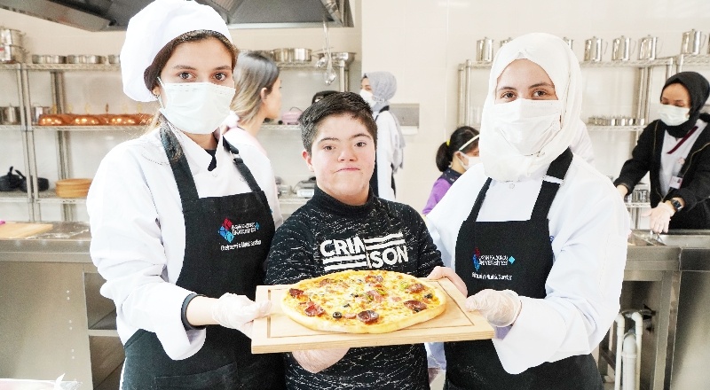 Şef adayları "Özel Şefler”le pizza yaptı