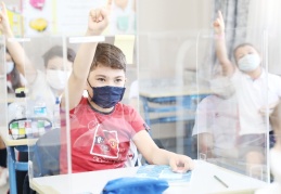 Şeffaf pleksi kabinleri, “umut” projesiyle sanat eserine dönüştü