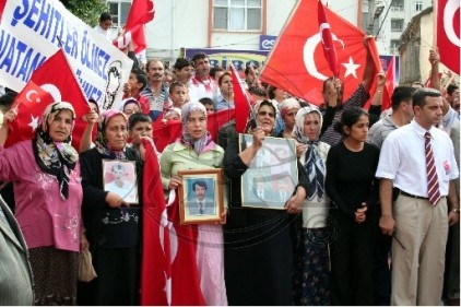 Şehit aileleri plaket verdi